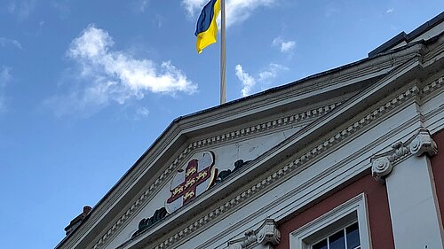 Picture of the Ukrainian Flag flying over Mansion House