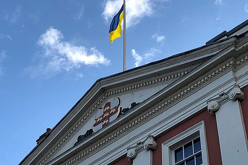 Picture of the Ukrainian Flag flying over Mansion House